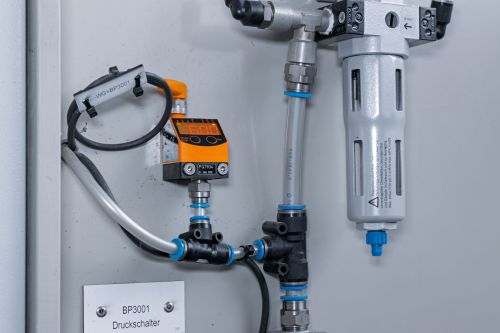 Pressure sensor on a pneumatic line