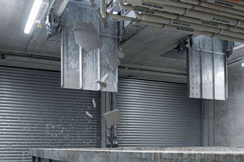 Discharge of the filter cake into a container