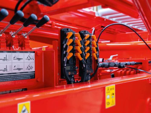 草捆堆垛机上的控制单元和I/O模块