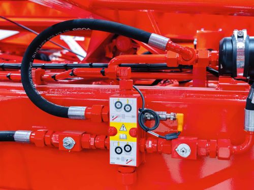 安装在移动机械液压系统上的压力传感器