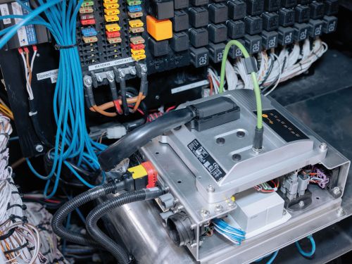 巴士内已完成安装与接线的主控制单元