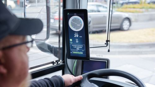 驾驶室内的显示器安装于A柱左侧，处于巴士驾驶员视野范围内，可显示当前速度及续航里程。