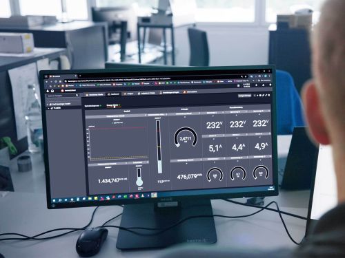 显示器显示着机器性能指标