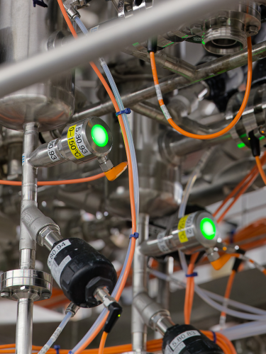 两个TCC系列温度传感器安装在细管路中