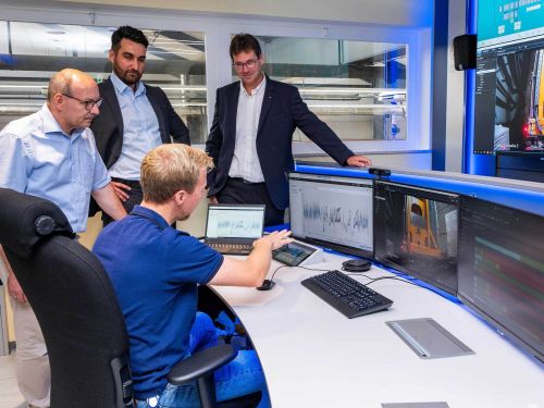 诊断软件moneo可实现所有振动数据的自动分析及其在控制室内的可视化，并针对设备新出现的损伤或磨损发出预警。