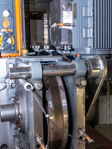 堆垛机的电机与驱动轮，其外壳内均安装了振动传感器。