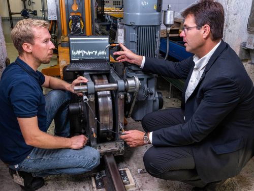 诊断软件moneo能够对振动数据进行分析，并在发现异常时向团队发出预警，支持现场调节与对中。