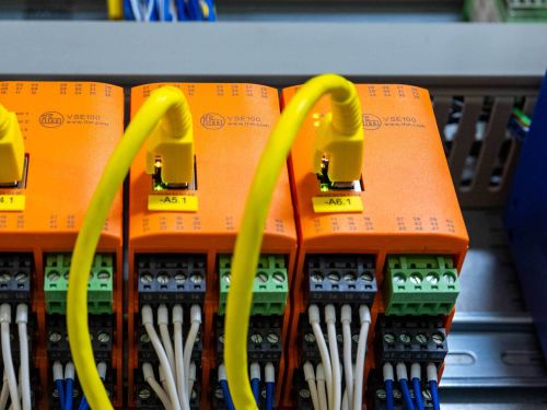 三个诊断模块并列安装在控制柜中。