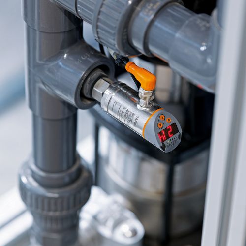 Flow sensor with display on a pipe