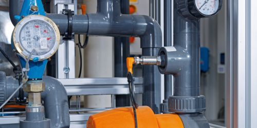 Pressure transmitter on a pipe