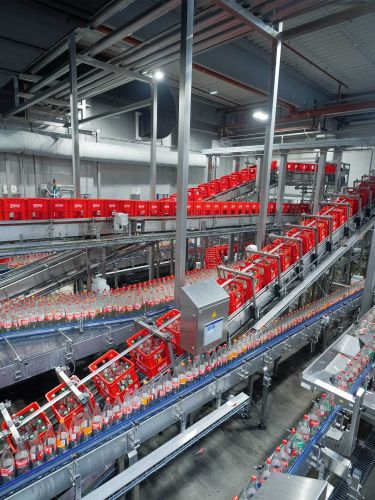 各个输送带上的空饮料瓶和箱子