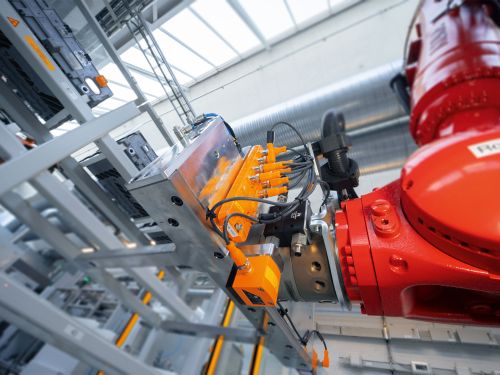 机械臂带有升降工具并且安装了IO-Link模块和传感器