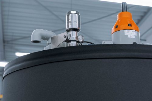 Radar level sensor on top of the lid of a pure water tank.