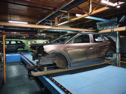 传送带上的车身