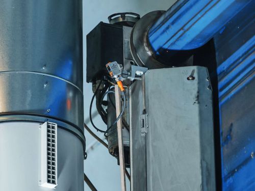 安装卷帘门上的传感器特写