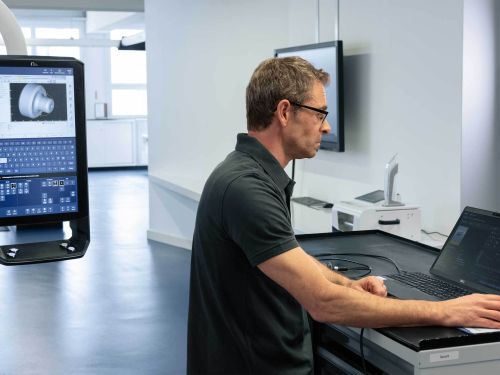 工程师正在使用笔记本电脑操作ifm moneo configure free参数设置软件