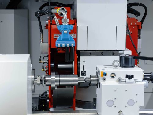 一台接通电源、处于待机状态的外圆磨床特写