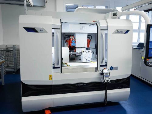 接通电源、处于待机状态的外圆磨床