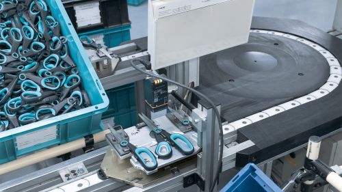 摄像头传感器监控将小弹簧插入剪刀的装置。