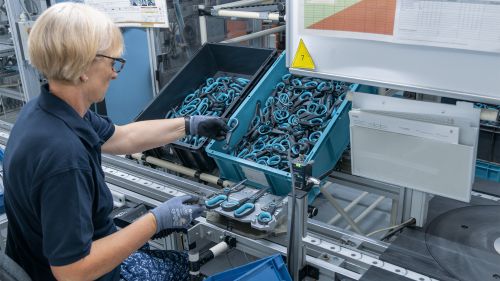 员工将剪刀的两个部分一起放在工件托架上