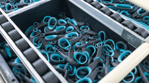 盒子里面无数的半边剪刀柄