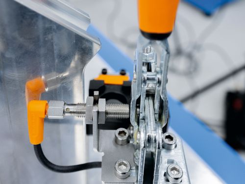 安装于铰接夹前面的电感式接近开关