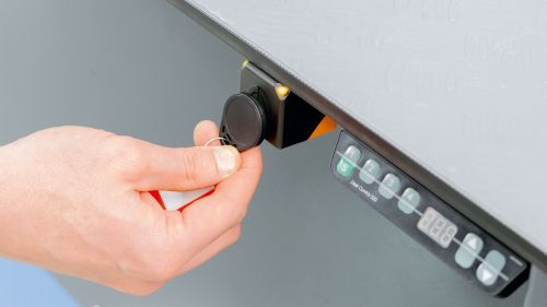 RFID芯片被放在读头前