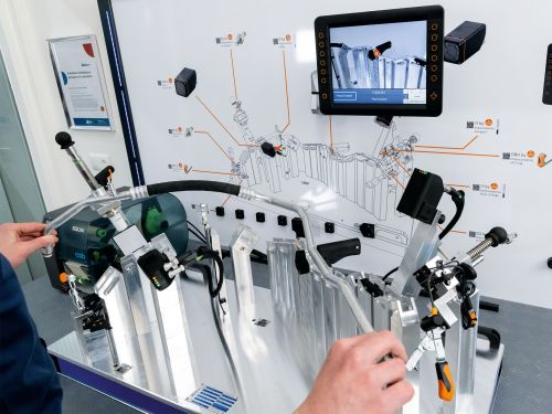 空调管被放入检验夹具