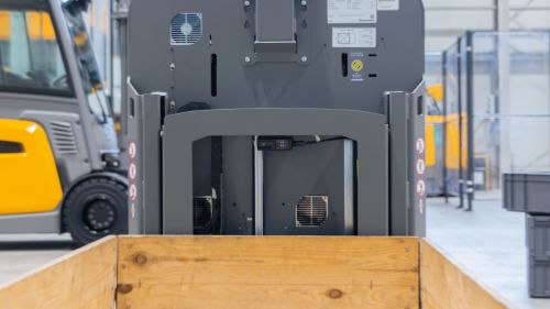 自主移动机器人正在拾取托盘