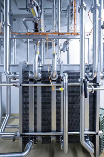 Plate heat exchanger in the cheese-making process