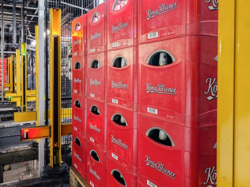 Safety light grids with red next to pallets with a fixed width in lifts