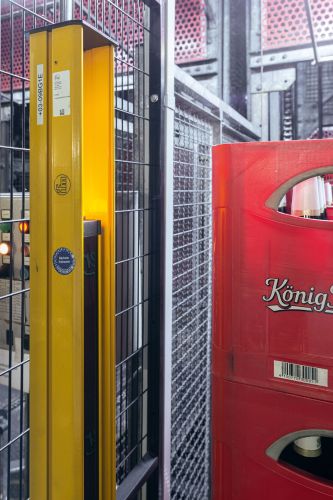 Safety light grids next to pallets with a fixed width in lifts