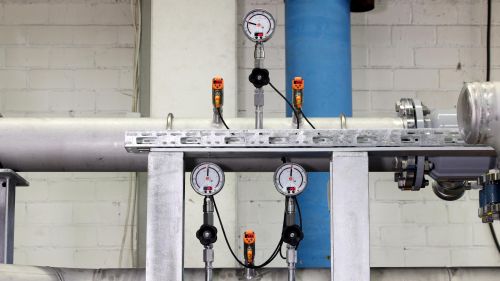 Several pressure sensors and temperature sensors working in parallel in the cooling lines