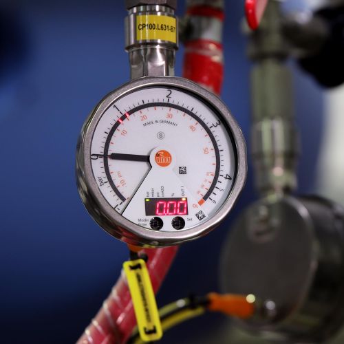 Electronic contact manometer