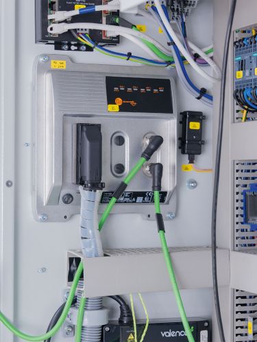 CR710S中央移动控制器包含一个“常规”PLC和一个独立运行的安全PLC。