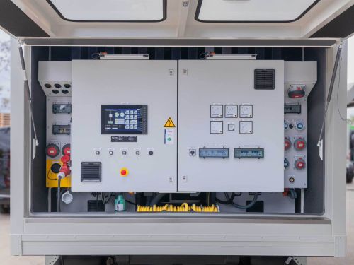 位于车辆后部的控制面板带有一个大尺寸触摸屏及各种显示仪表和按钮