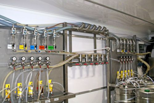 流量传感器串联布置并连接到IO-Link模块