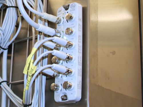 多根传感器电缆连接到一个IO-Link模块