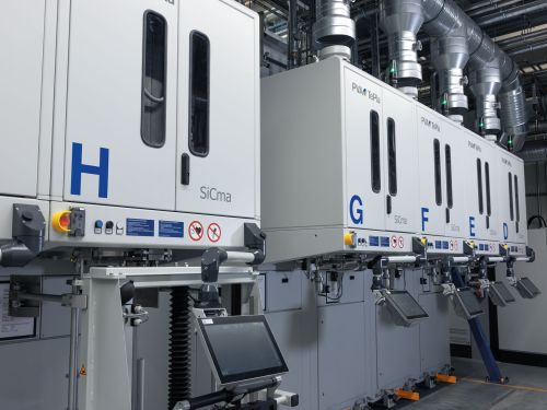 基于物理气相传输（PVT）工艺的晶体生长设备。