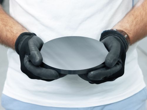 一名员工手中拿着碳化硅晶体