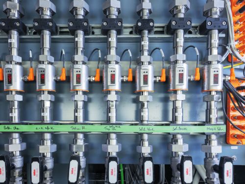 冷却回路中的流量传感器和IO-Link主站。