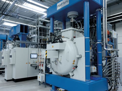 工厂车间内的扩散焊接设备