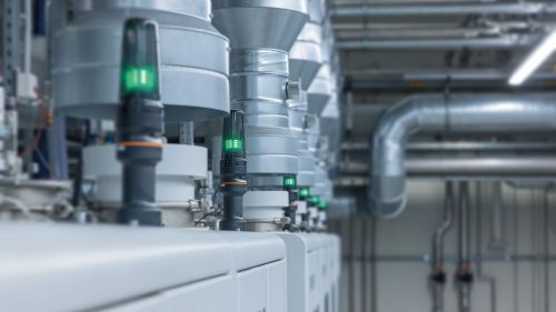 晶体生长系统上亮着绿色指示灯