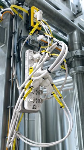 安装在工厂中的IO-Link主站和AS-i模块