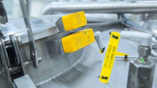 一个锁定检修孔上的安全传感器