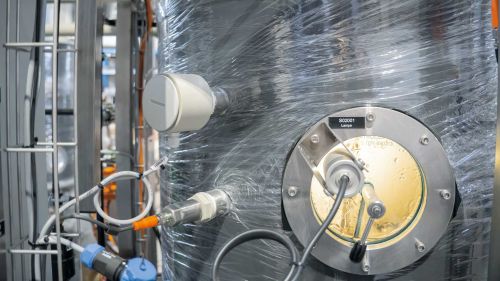 带视窗玻璃的沸腾室以及安装在储罐壁上的液位传感器。