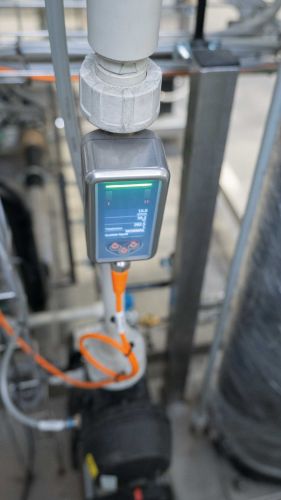 在线流量计安装在塑料管中。