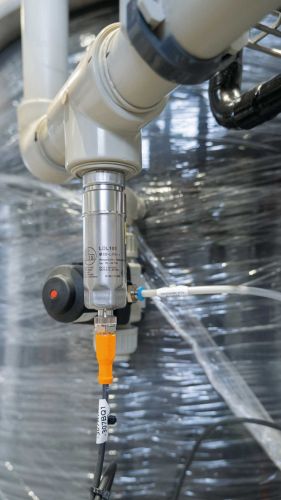 使用T型连接件将电导率传感器安装在塑料管中。