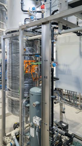 3个IO-Link主站模块安装于真空蒸发器的框架上。