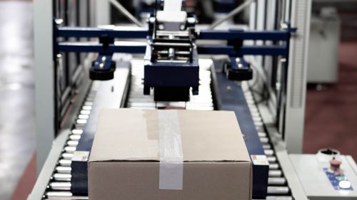 文章的预告图片： Making sure that parcels are securely sealed. The OGD Reflectivity Time-of-Flight sensor reliably monitors the correct application of adhesive strips